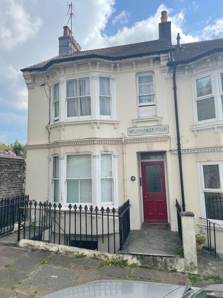 Lot: 109 - HOUSE ARRANGED AS FOUR FLATS PRODUCING JUST OVER £32,000 PER ANNUM -
